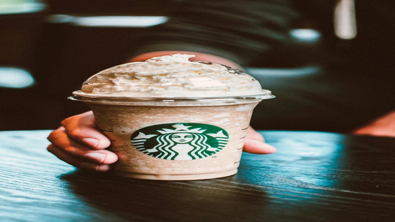 Starbucks 1.100 Kişiyi İşten Çıkarıyor!