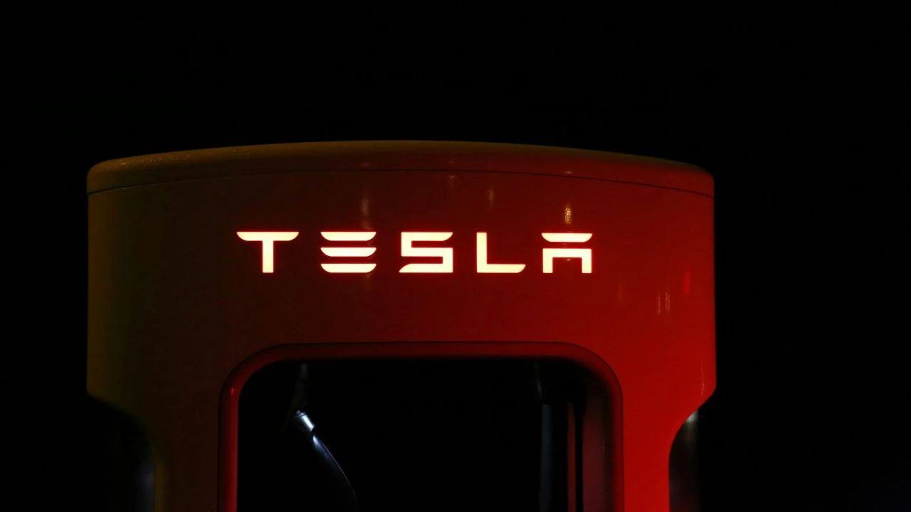 Tesla, Direksiyon Arızası Nedeniyle 376.000’den Fazla Aracı Geri Çağırıyor