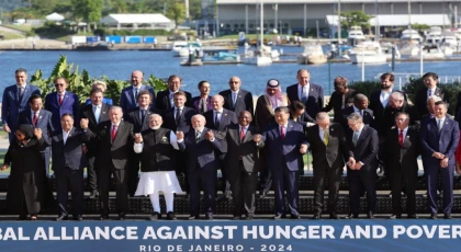 G20’de aile fotoğrafında el ele poz